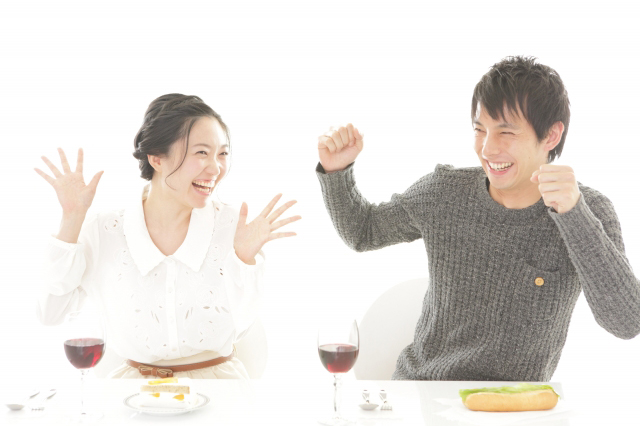 食事中のカップル