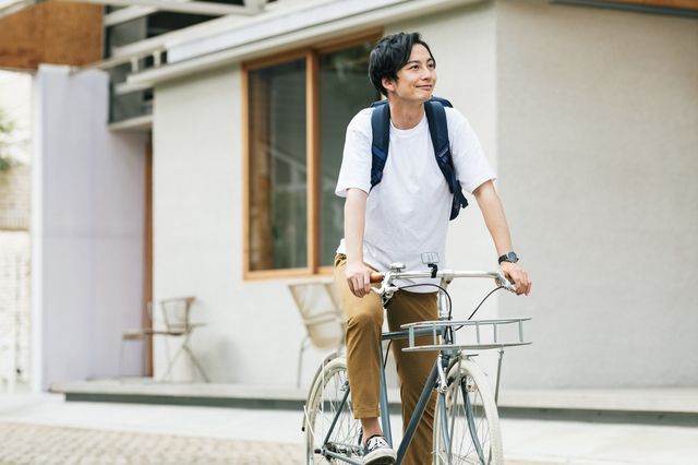 自転車に乗る男性
