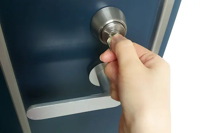 家の鍵を閉める