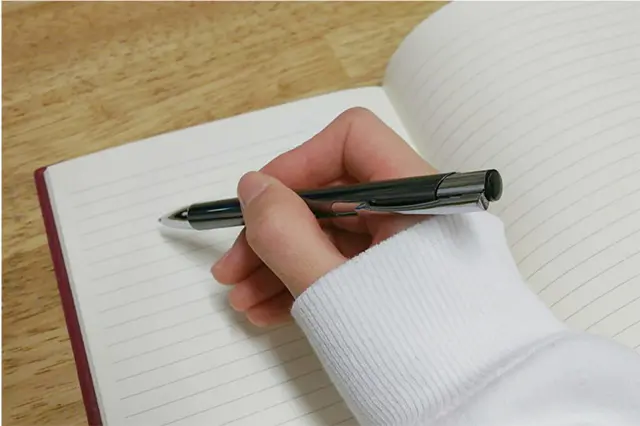 勉強する大学生の手