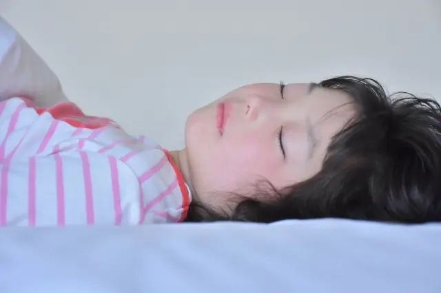 熟睡する女の子