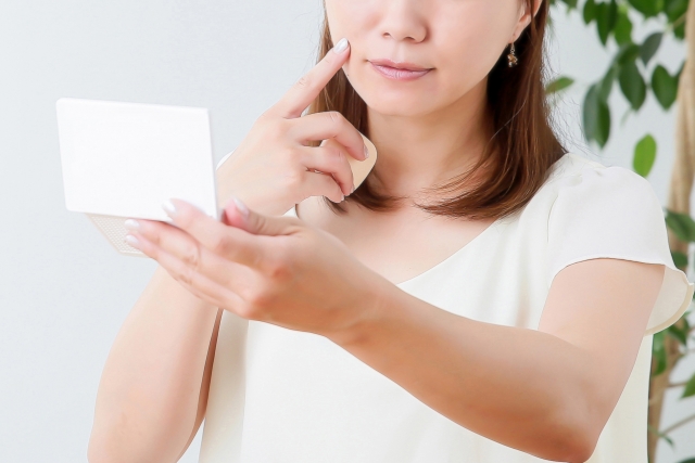 鏡をみる女性