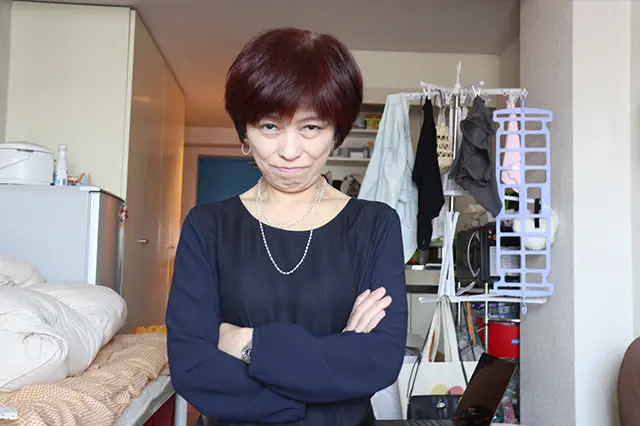 腕組みして怒る本多先生