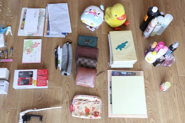 小物を用途別に分けた状態