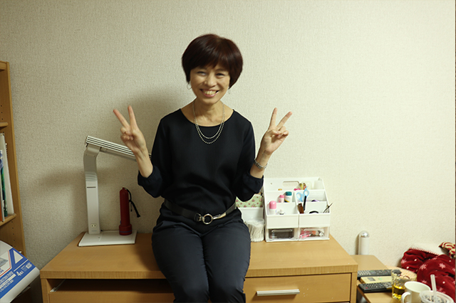 木村の机に腰掛けてピースする本多先生