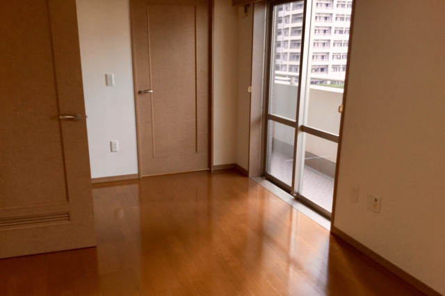 日が差す部屋の様子
