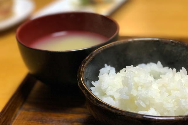 【実家暮らしのメリットとデメリット】あたたかいごはんが待っている幸せ