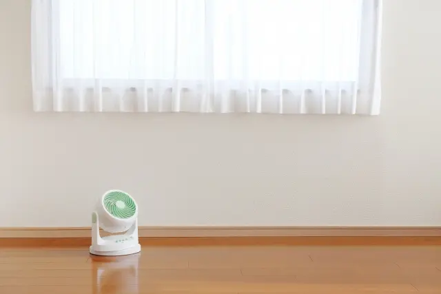 ロフトへ空気を循環させることができる首振りタイプを選ぶとよい