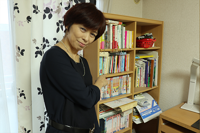 本棚の前に立つ本多先生