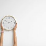 釘を使わず、賃貸物件の壁に時計を掛ける方法は？便利グッズを紹介！