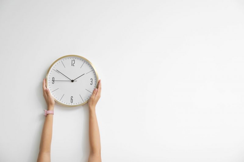 釘を使わず、賃貸物件の壁に時計を掛ける方法は？便利グッズを紹介 