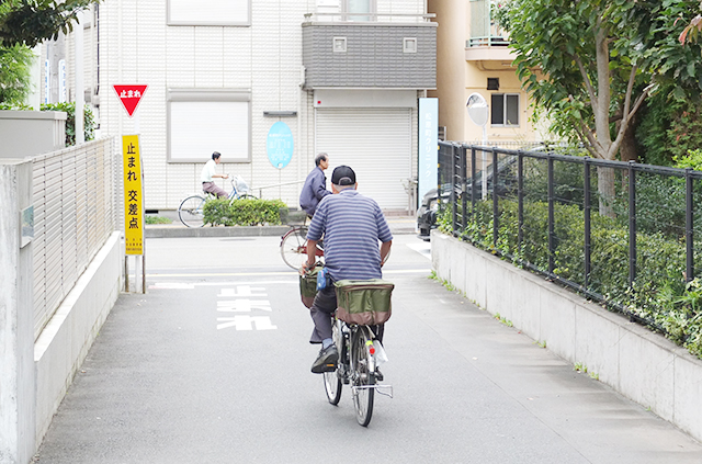 自転車に乗る住民