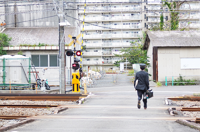 踏切を通る駅員