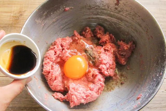 ひき肉に卵1個、ウスターソースを入れる