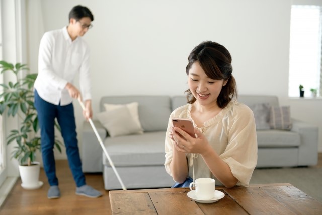 同棲の家事分担で幸せそうな女性