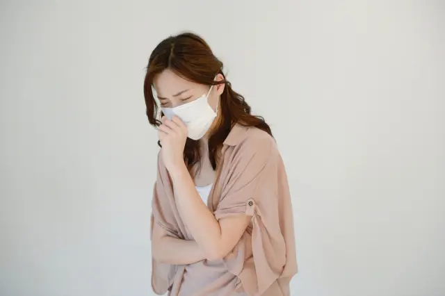 風邪をひく女性