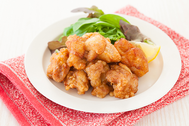 唐揚げと赤い敷物