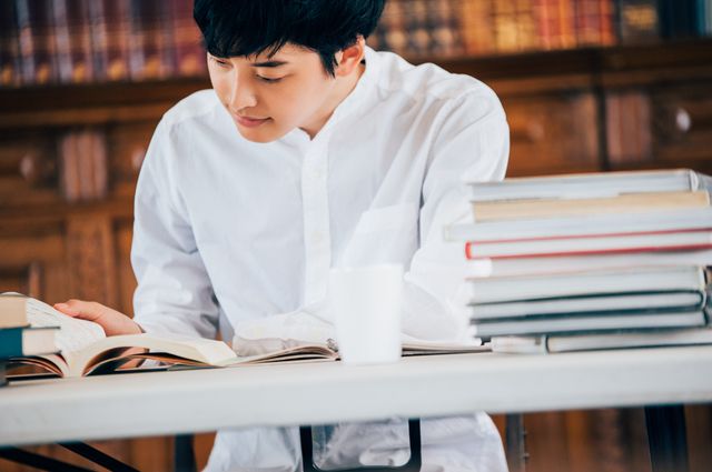 読書や勉強をする男性
