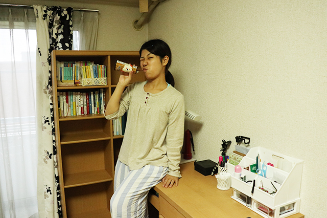 きれいになった机に腰掛ける木村