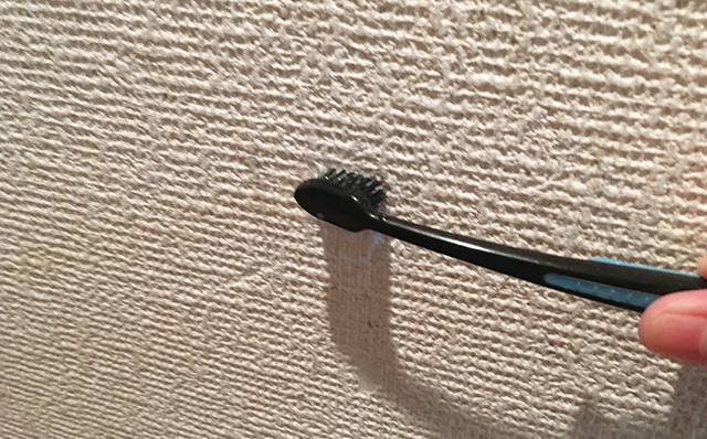 歯ブラシを壁に対して垂直な状態にして、細かく動かす
