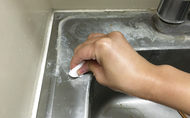 水で濡らして固く絞ったメラミンスポンジで、シンクの水垢をしっかりこする
