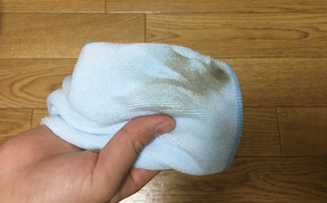 床の汚れが付着したタオル