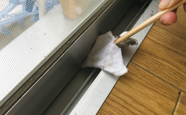 割り箸の角をサッシにしっかり当てて拭く