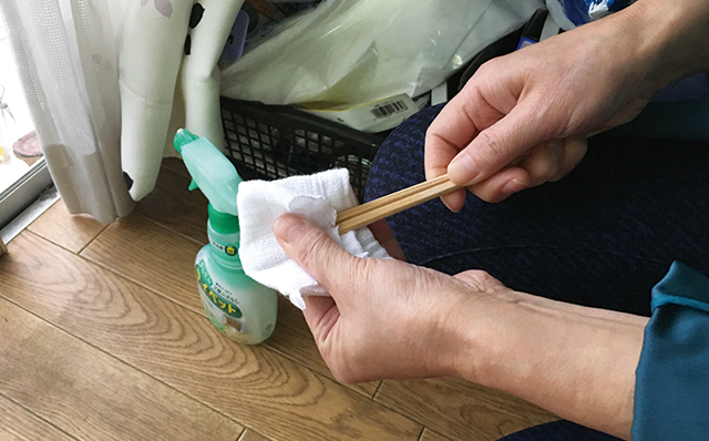 天削割り箸の裏を、小さく切ったタオルでくるむ