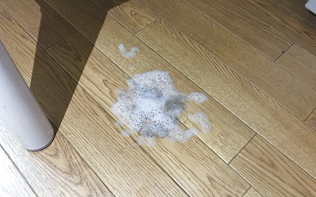 汚れに「かんたんマイペット」をたっぷり吹きかける