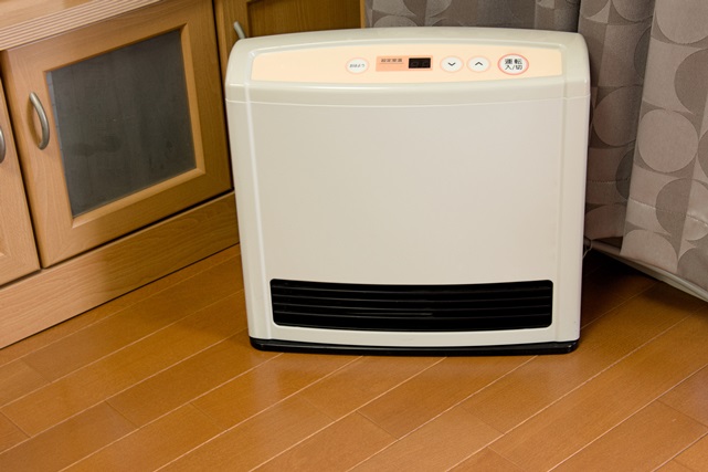 温風を出すヒーターはどうしても床のハウスダストを舞い上げてしまう