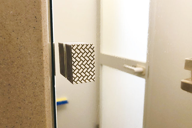 使わない時は鏡にピタッとくっつけておける
