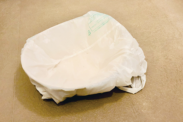 油がついた五徳を風呂桶に直接入れるのは何だか気が引けるので、ビニール袋をかぶせる