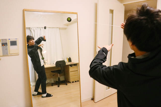 ヨーヨーをする男性