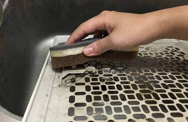 換気扇カバーのような凹凸の多い場所はスポンジではきれいにならない