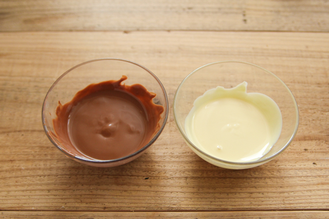 ミルクチョコレート、ホワイトチョコレートを溶かす
