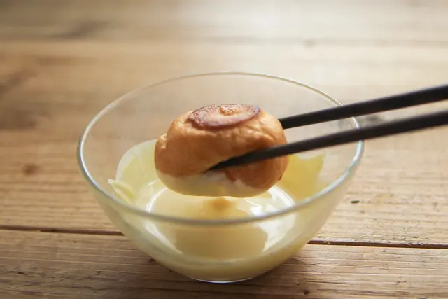 プチシューをチョコレートにひたす