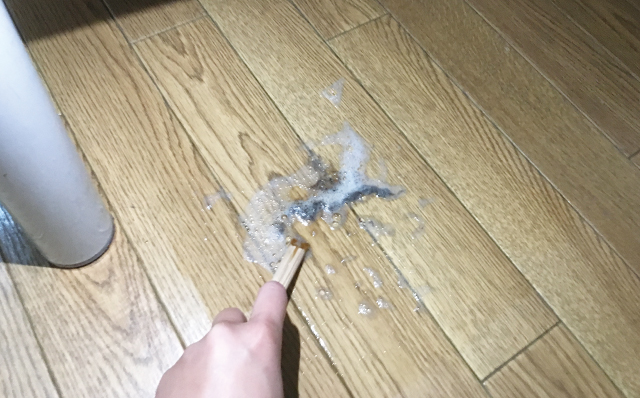 ラップをはがしたら、天削割り箸の裏でこする。