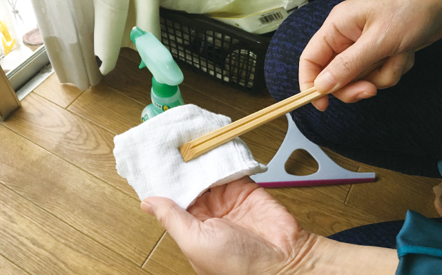 先がカットされた天削割り箸の裏を、小さく切ったタオルでくるむ