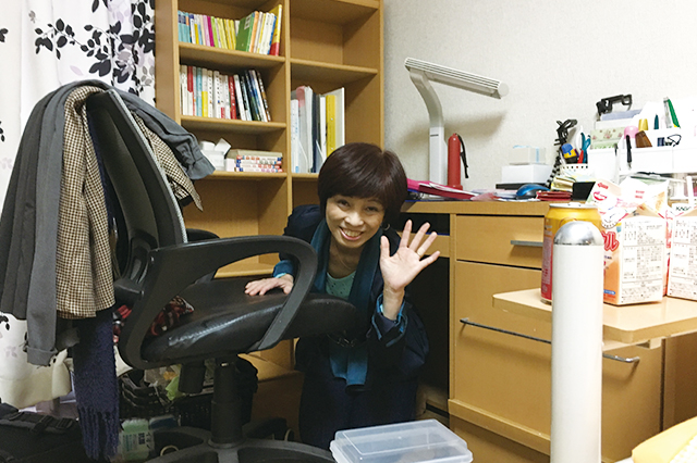 机の下から顔を登場した家事・収納アドバイザーの本多弘美先生