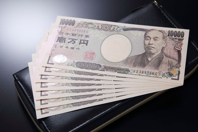 財布と数枚の一万円札