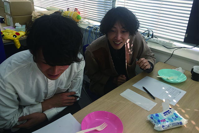変な食べ物を前にしてふるえる鷹野、長橋