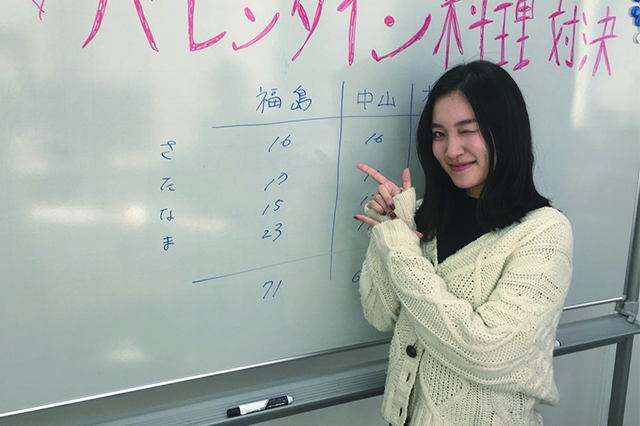 微笑む福島