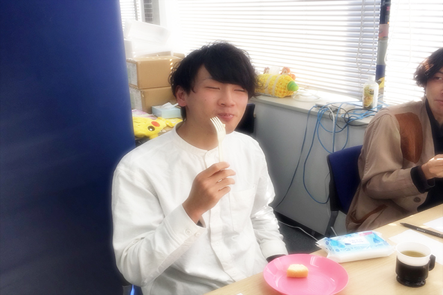 ケーキを食べる鷹野