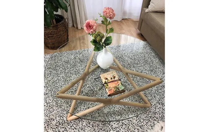 インテリアや家具に様々な形やアースカラーを取り入れて。ピンクの花とガラスの円形テーブルでやさしい雰囲気に。