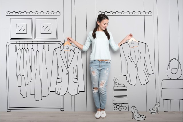 服を選んでいる女性
