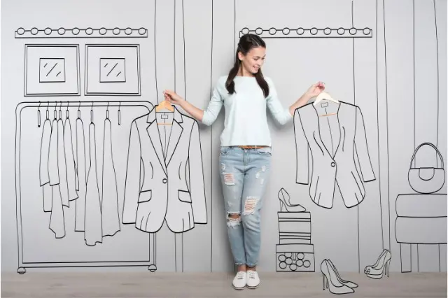 服を選んでいる女性