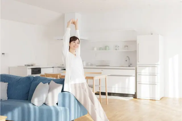 シンプルなお部屋でスッキリしている女性