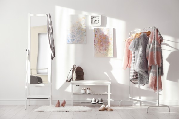 女性のシンプルな部屋のイメージ