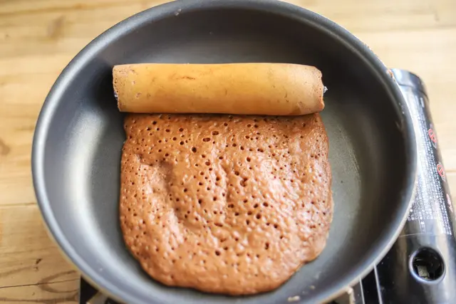 フライパンチョコバウムクーヘンの作り方:生地がなくなるまで4~6回繰り返し巻いていく