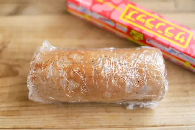 フライパンチョコバウムクーヘンの作り方:バウムクーヘンにラップを巻きつける